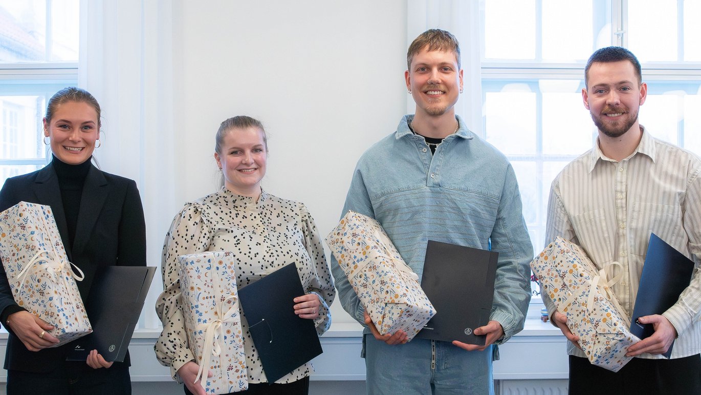 Stolte prismodtagere med deres priser og gaver ved uddelingen af Health Studenterforskningspris 2026.