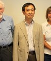Den 94-årige professor Jens Chr. Skou ønskede forskerteamet tillykke med det nye resultat, da professor Toyoshima fra Tokyo Universitet gav foredrag på Skous gamle institut den 23. august 2013. På billedet ses fra venstre Flemming Cornelius, Jens Chr. Sko